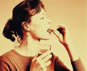 Spild af penge eller sund fornuft. Der findes delte meninger om vitaminpiller, men meget tyder på, at der er sundhedsmæssige fordele forbundet med brugen af dem. Spild af penge eller sund fornuft. Der findes delte meninger om vitaminpiller, men meget tyder på, at der er sundhedsmæssige fordele forbundet med brugen af dem.