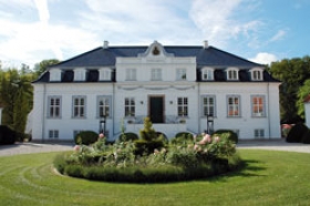 Arresødal Privathospital er indrettet i generalmajor Johan Frederik Classens gamle slot ned til Arresø ved Frederiksværk. Arresødal Privathospital er indrettet i generalmajor Johan Frederik Classens gamle slot ned til Arresø ved Frederiksværk.