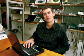 Salgschef Karsten Pedersen, Telsome, har god tid til at vejlede kunderne over telefonen. Opkald koster nemlig kun en br�kdel af det normale, n�r man ringer via internettet, det s�kaldte IP-telefoni.